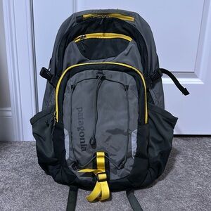 Patagonia Chacabuco 32L Gray / Yellow Trim Backpack